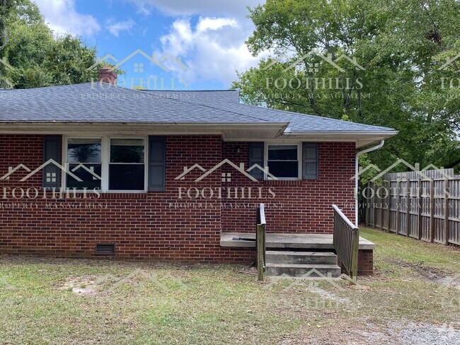 Building Photo - 2712 Cedar Ln Unit A Rental