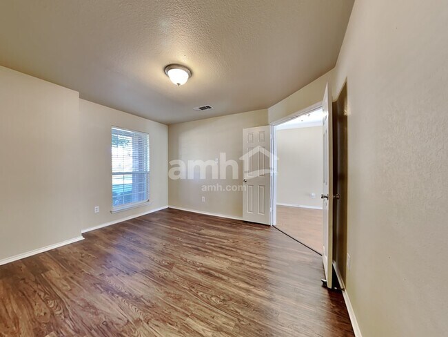 Photo - 421 Hackberry Dr House