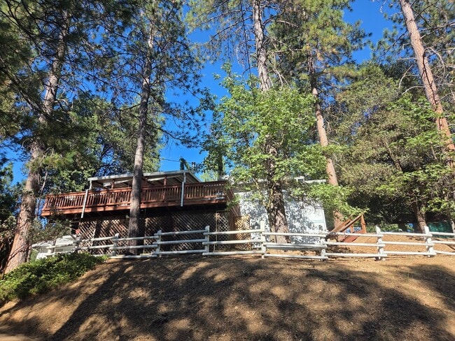 Building Photo - Comfortable Crystal Falls Home