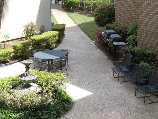 Metairie Lake Apartments