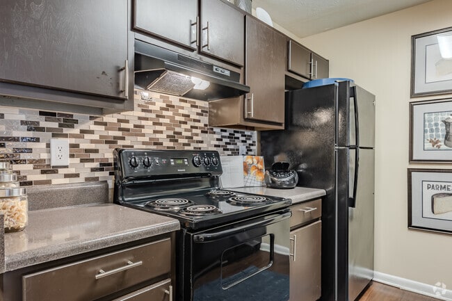 2BR, 2BA - 1005SF - Kitchen - Harvard Place