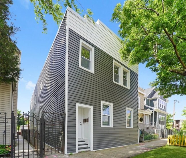 Building Photo - 3575 W Dickens Ave Unit 1R