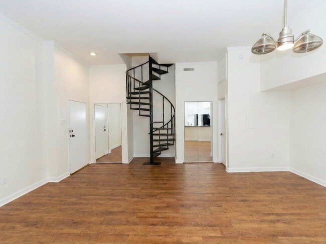 Photo - 235 King St Unit 1