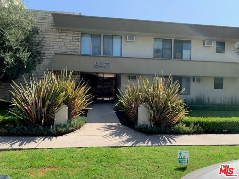 Photo - 840 S Bedford St Unidad 4