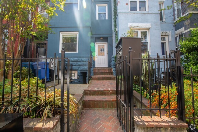 Building Photo - Sunny 2 BR/2 BA Condo in Columbia Heights!