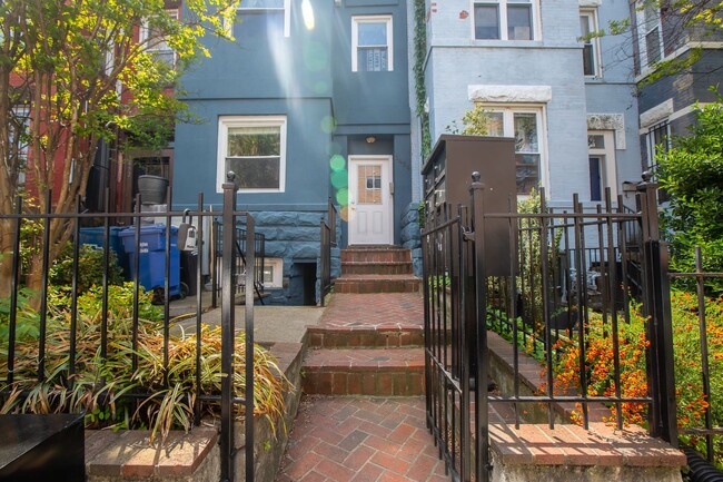 Sunny 2 BR/2 BA Condo in Columbia Heights! - Sunny 2 BR/2 BA Condo in Columbia Heights!