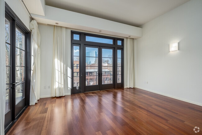 1BR, 1BA - 695SF - Living Room