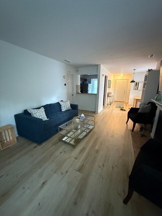 Photo - 813 Selwyn Oaks Ct Unidad B