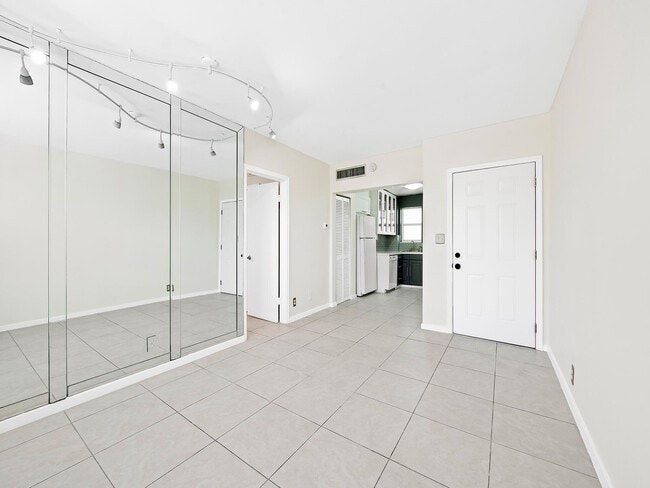 Building Photo - 2238 Monroe St Unit 306