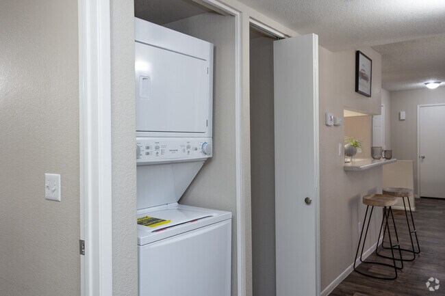 2BR, 2BA - 1,009SF