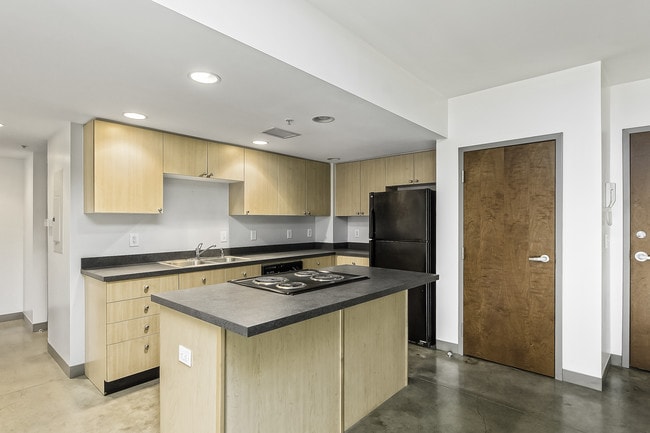 Photo - 767 N High St