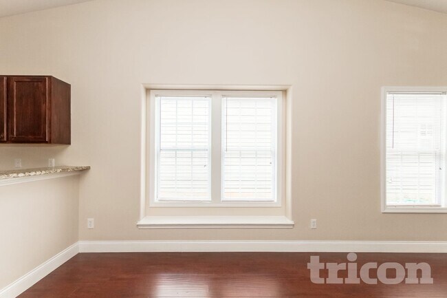 Photo - 10417 Hugue Way