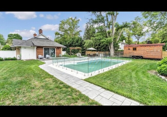 Building Photo - 143 Hallock St