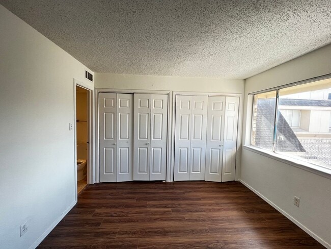 Building Photo - Location! Location! Location! Lovely 2-Story Townhouse