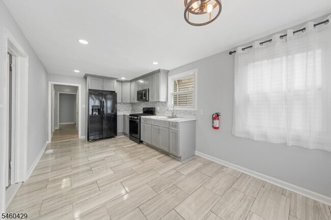 54 Llewellyn Ave