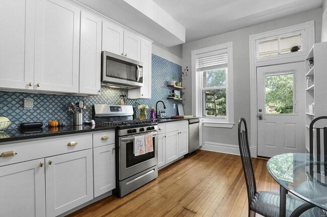 Building Photo - 3326 California Ave Unit 2FL