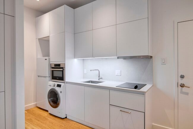 Building Photo - 3455 Rue Aylmer Unit 102