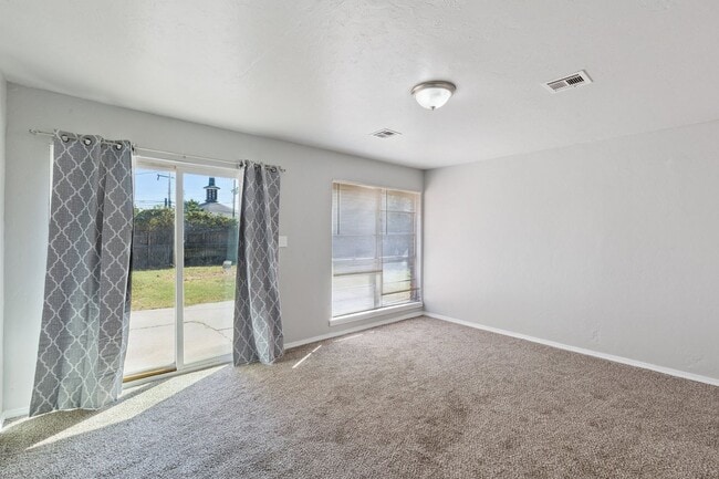 Photo - 3 bed, 2.5  bath house in Warr Acres