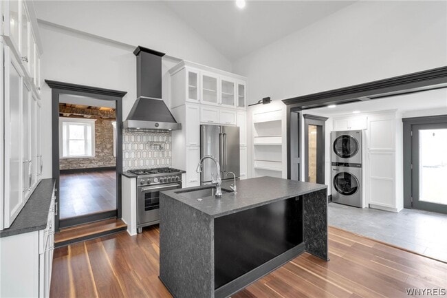 Photo - 9060 Main St