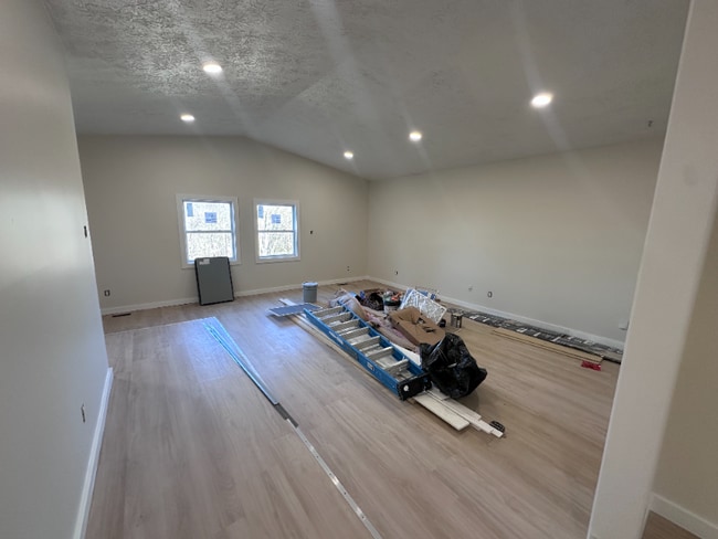 Photo - 305 Iroquois Ln