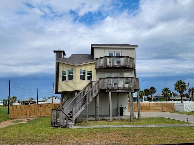 Building Photo - Fenced Jamaica Beach 3/2/1 Tri-level Home