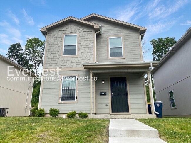 Building Photo - Limited Time Special Offer / 3 Bed/1.5 Bath Home with Modern Amenities / Pet-Friendly / Available...