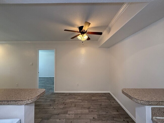 Photo - 2250 Bering Dr Apartamento