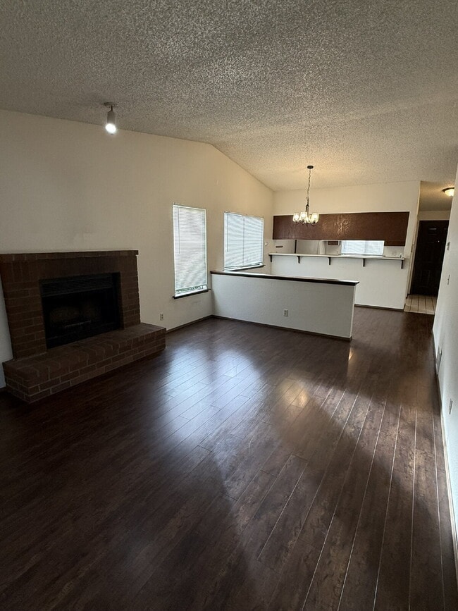 Building Photo - Lovely Updated 2-bedroom Unit D