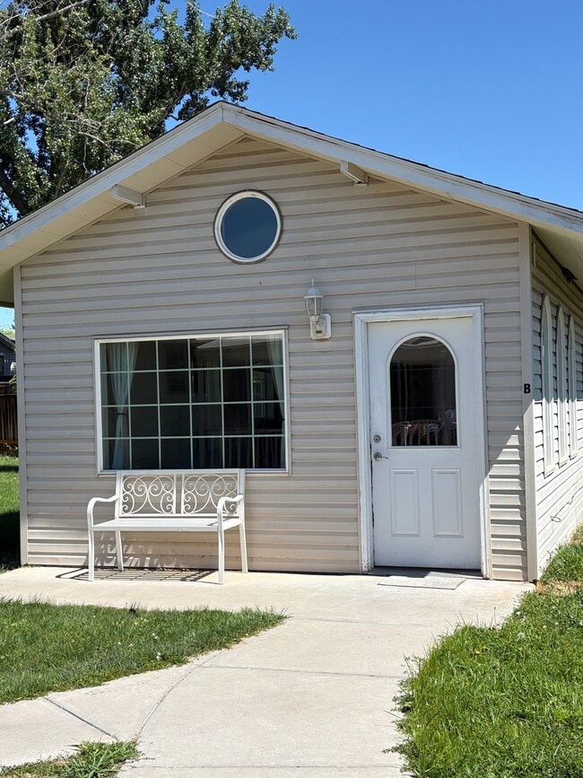 Building Photo - Cozy studio available now! Unit B
