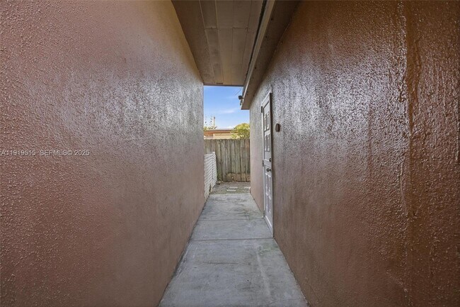 Photo - 2445 SW 18th St Unit 5