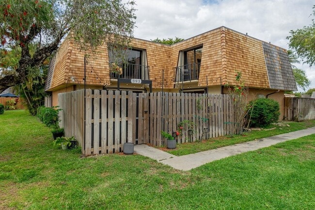 Photo - 393 Lake Arbor Dr