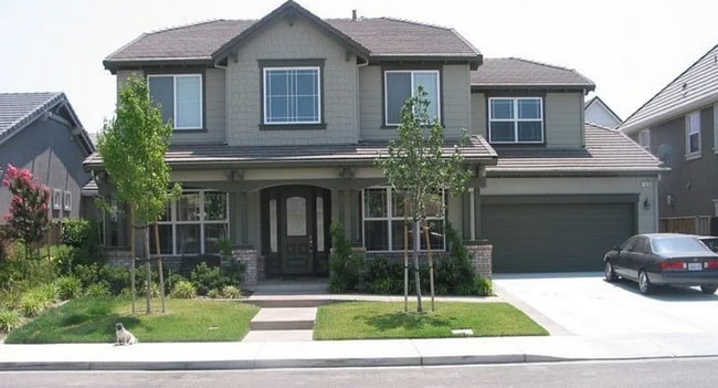 Building Photo - For Rent – Spacious 4-Bedroom Home with Bo...