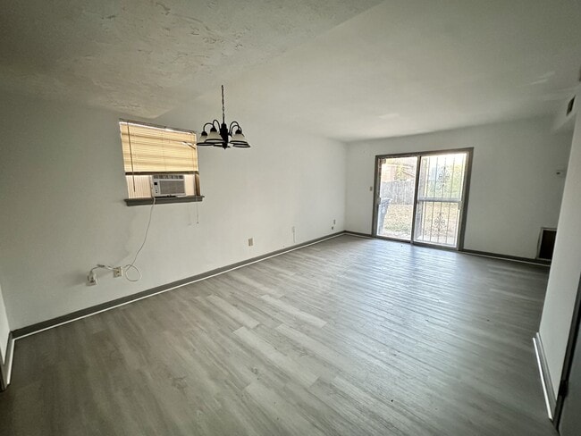 Photo - 405 11th St SW