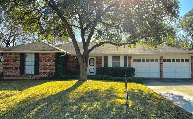 Photo - 1609 Springer Ln House