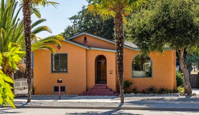 Building Photo - 3 Bedroom 1.5 bath with large basement  an... Unit 1849 Vine Street,  A