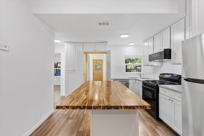 Photo - 1215 E 12th St