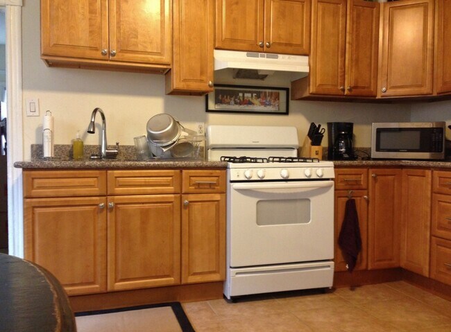 Photo - Fantastic Apartment in Great Neighborhood. Recently Renovated! Hardwood Floors! Private Driveway! Unidad 1901-01