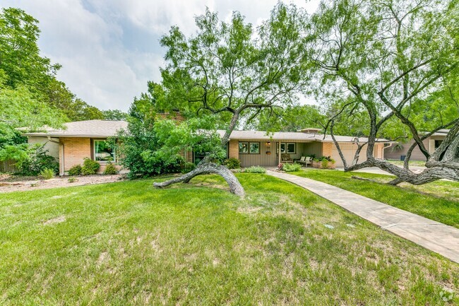 Building Photo - TERRELL HILLS 4-BEDROOM W/ SWIMMING POOL Rental