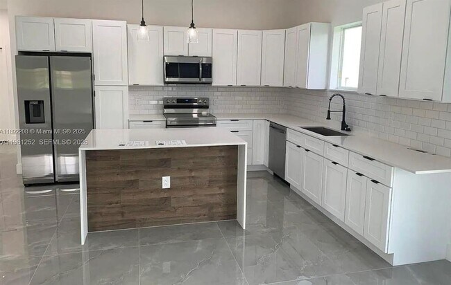 Building Photo - 655 NW 24th Ave