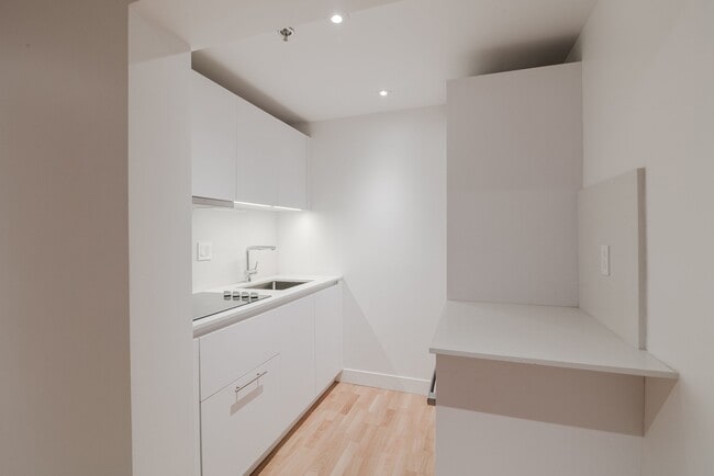 Building Photo - 25 Av des Pins O Unit 104