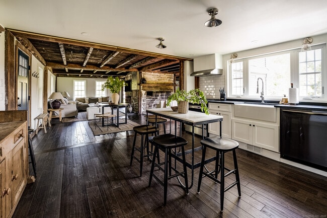 Building Photo - 740 Little City Rd