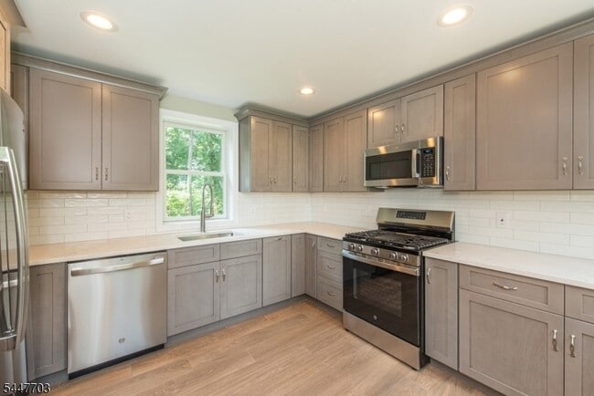 Photo - 77 River Rd