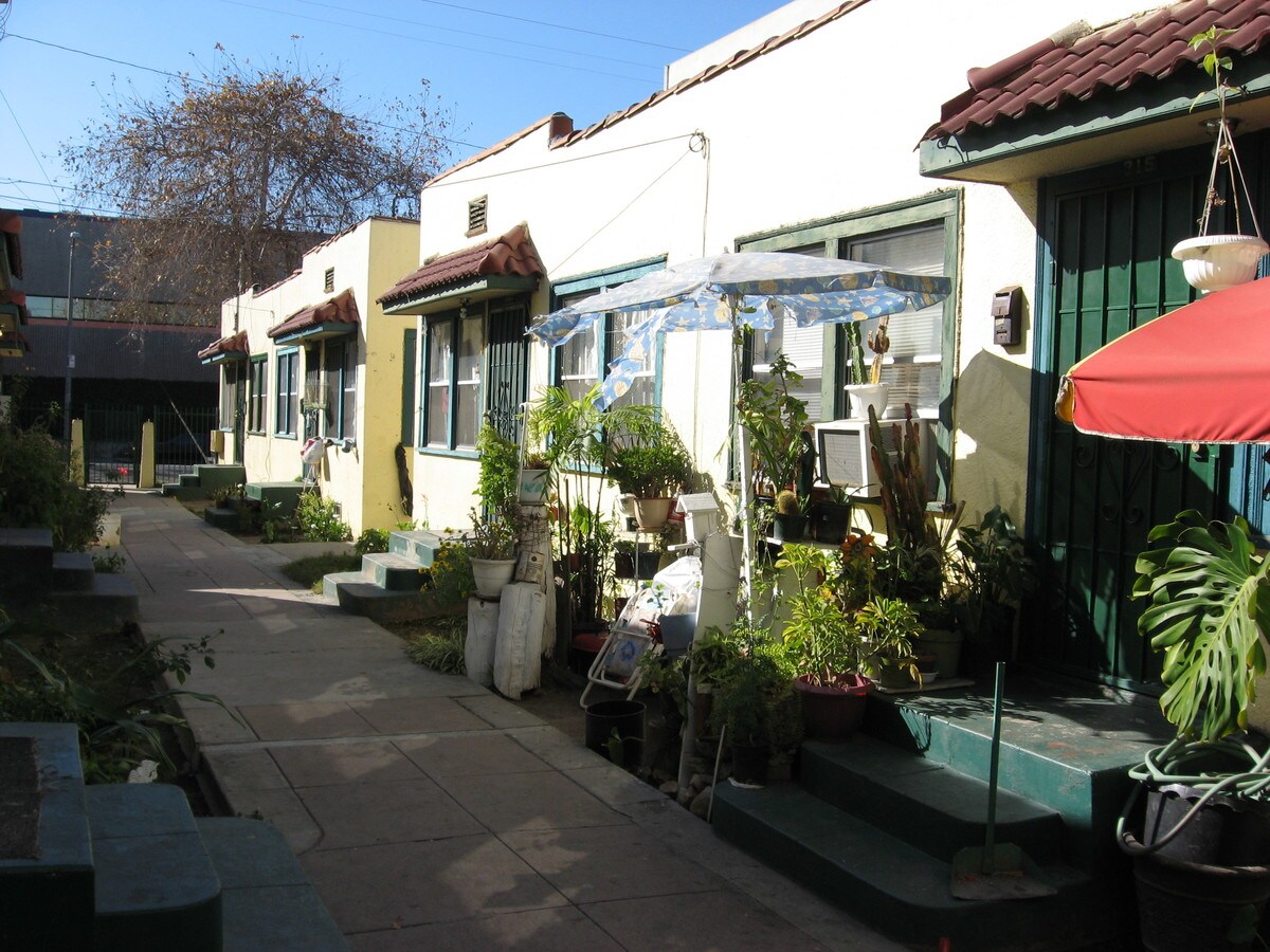 Photo - 311-315 W 33rd St