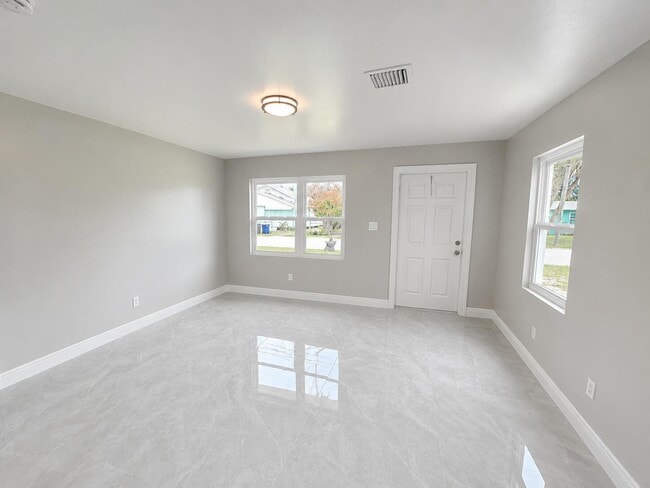 Photo - 1127 Avenue E