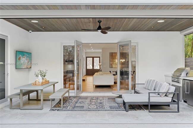 Photo - 3075 Blaine St