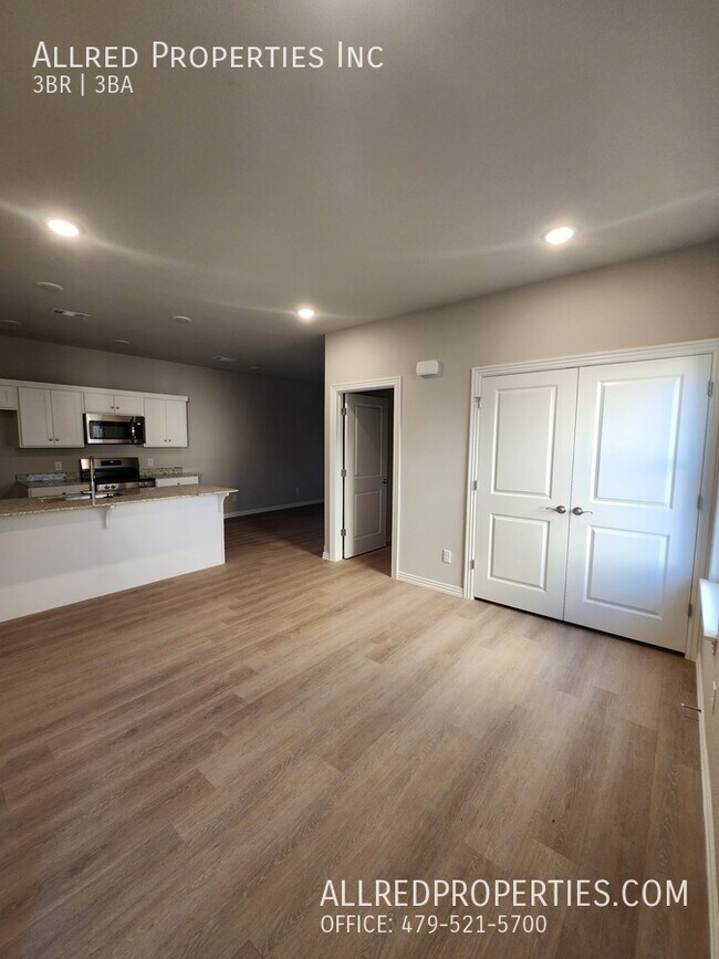 Photo - 1608 Casuarina Dr