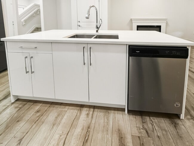 Photo - 7257 Chivers Pl SW