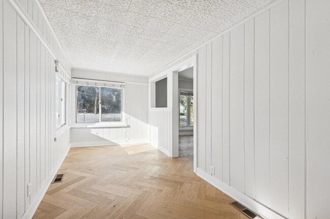 Photo - 713 Warrenville Rd