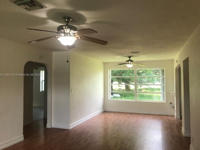 Photo - 2830 Monroe St