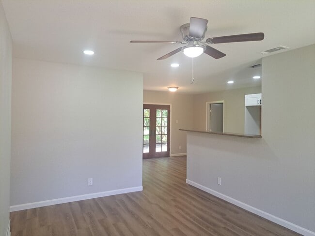 Building Photo - 4 Bedroom / 2 Bath / 2 Car Garage